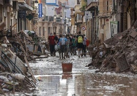 Voluntarios limpian las caslles de Paiporta.