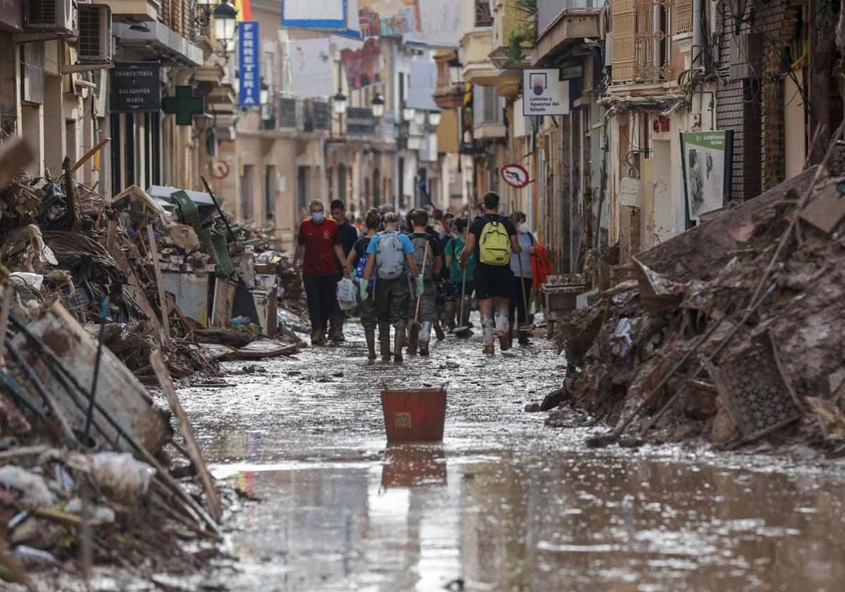 Una de las calles de Paiporta encharcadas por las inundaciones.