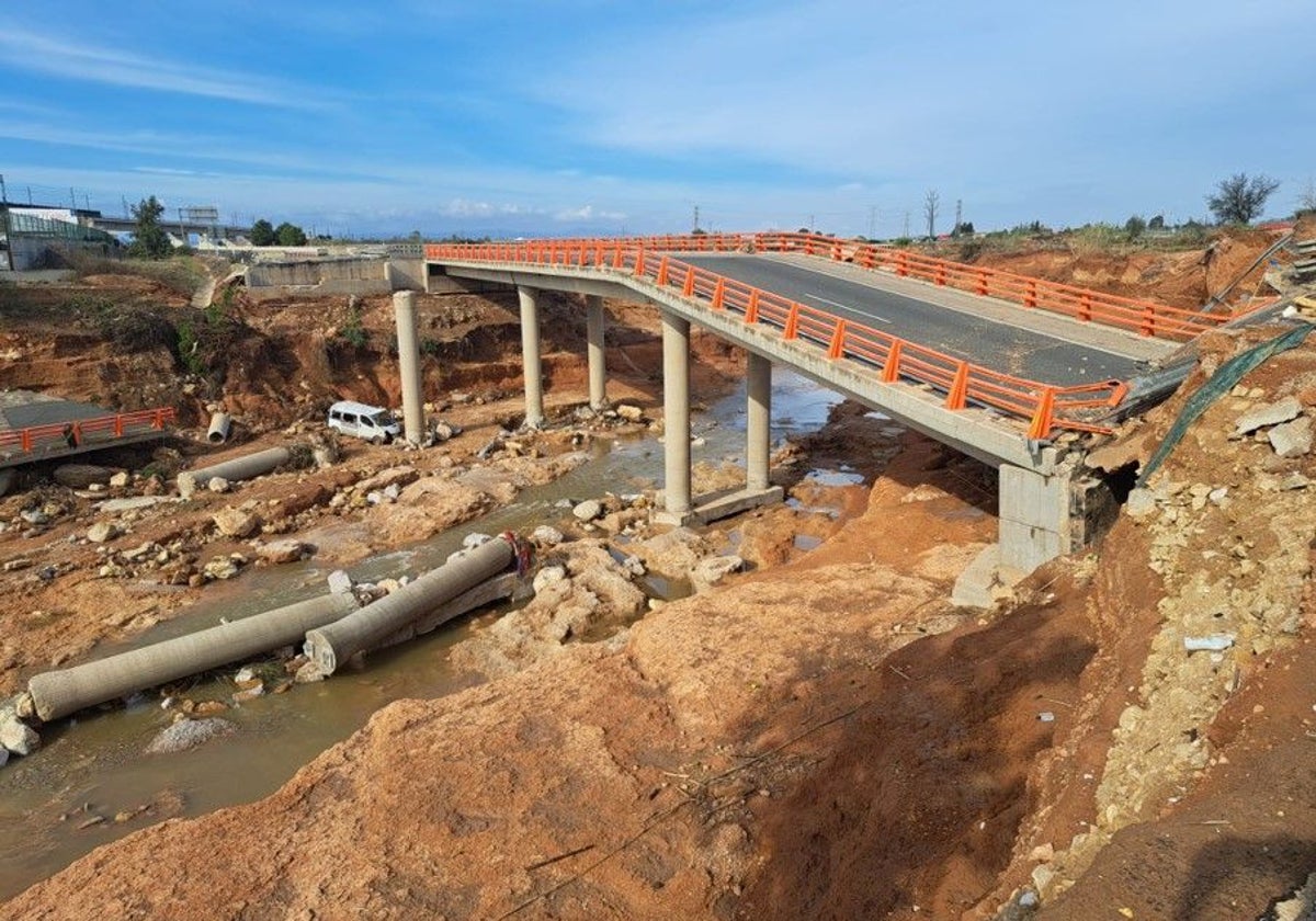 Estado de uno de los puentes en la CV-36 y, a la izquierda, los pilares de otro desaparecido.