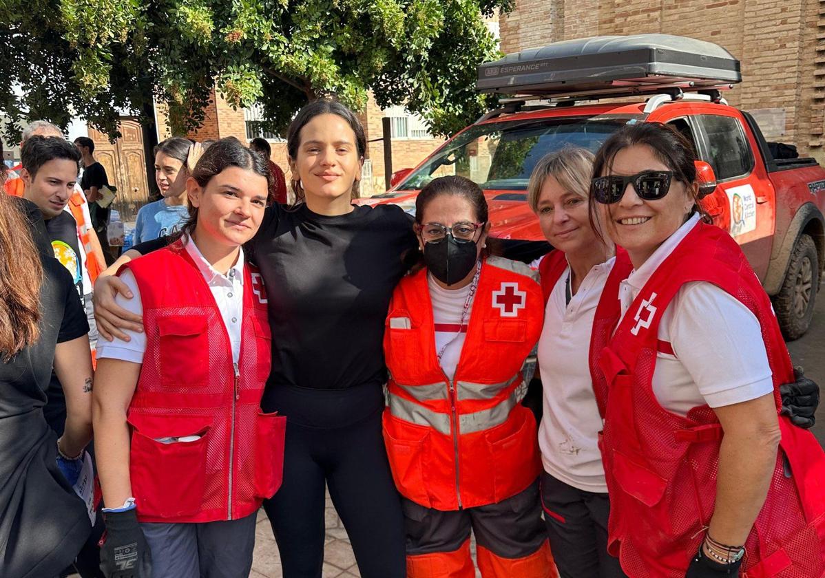 Rosalía junto a otros voluntarios.