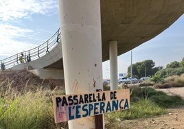 Carteles aparecidos en la pasarela que parte de San Marcelino.