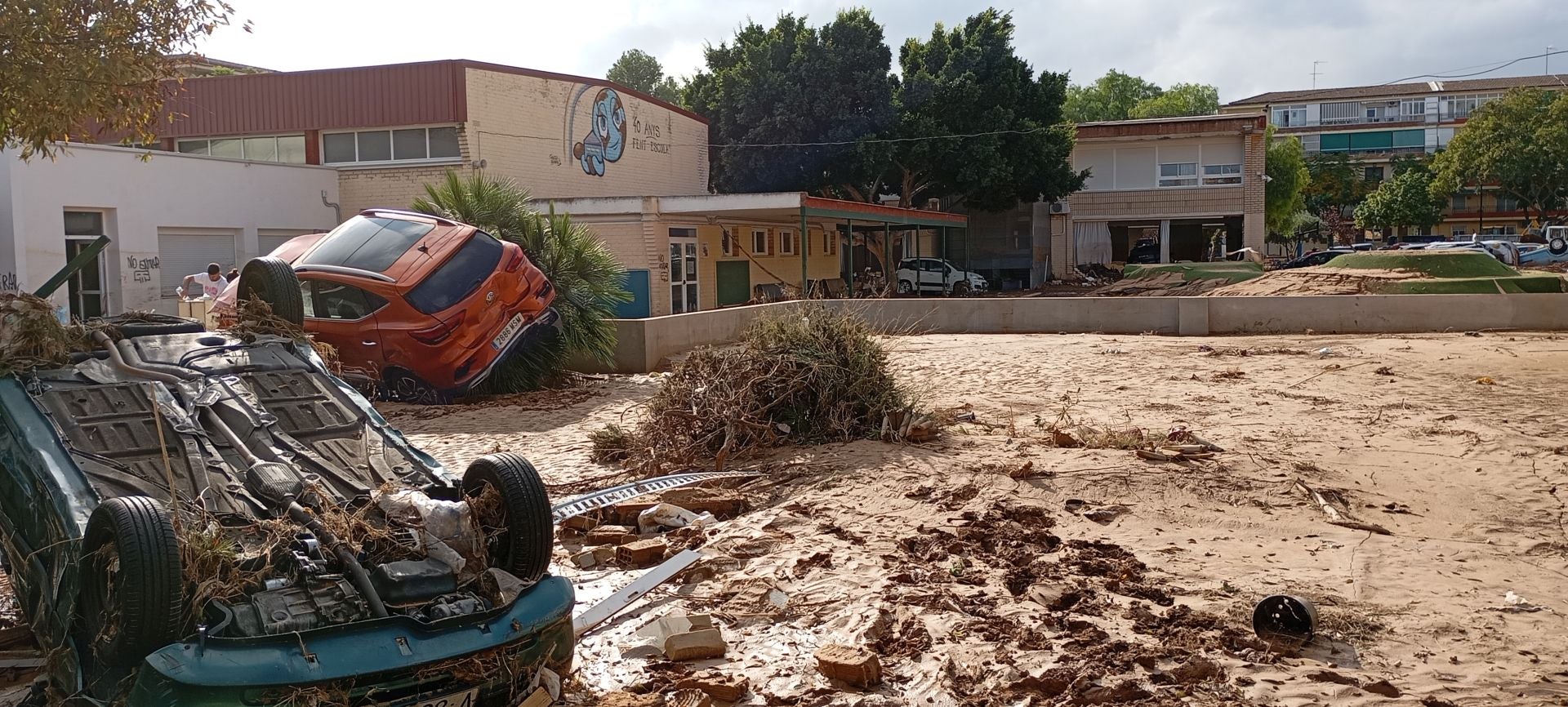 Vehículos pendientes de retirar en el colegio publico Orba de Alfafar