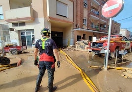 Un bombero de Melilla en una de las poblaciones afectadas.