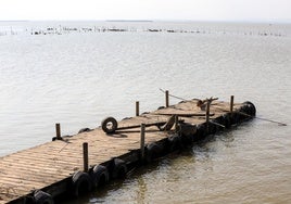 Embarcadero en la Albufera, hasta hace poco cubierto de agua.