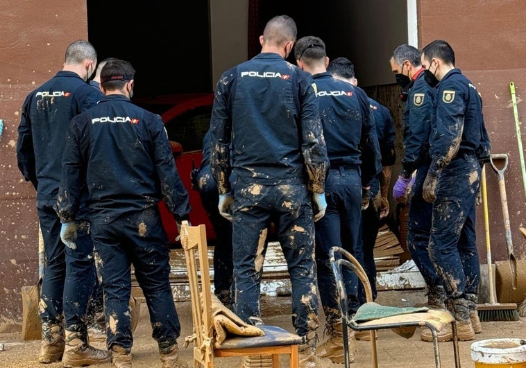 Agentes dela policía ayudan en la DANA.