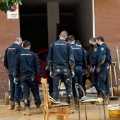 La espectacular evacuación de una urbanización de Torrent: policías con cuerdas en medio de la riada