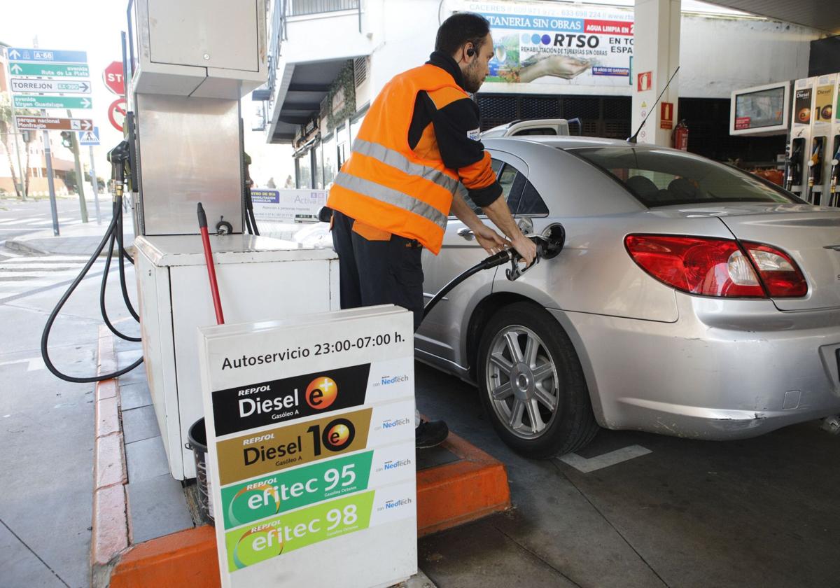 Repostaje de un vehículo en una estación de servicio.