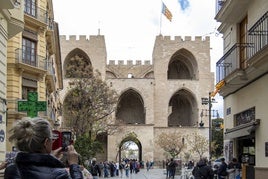 Turistas en las Torres de Serranos