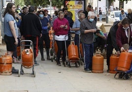 Decenas de personas recogen bombonas de butano en La Torre tras la DANA.