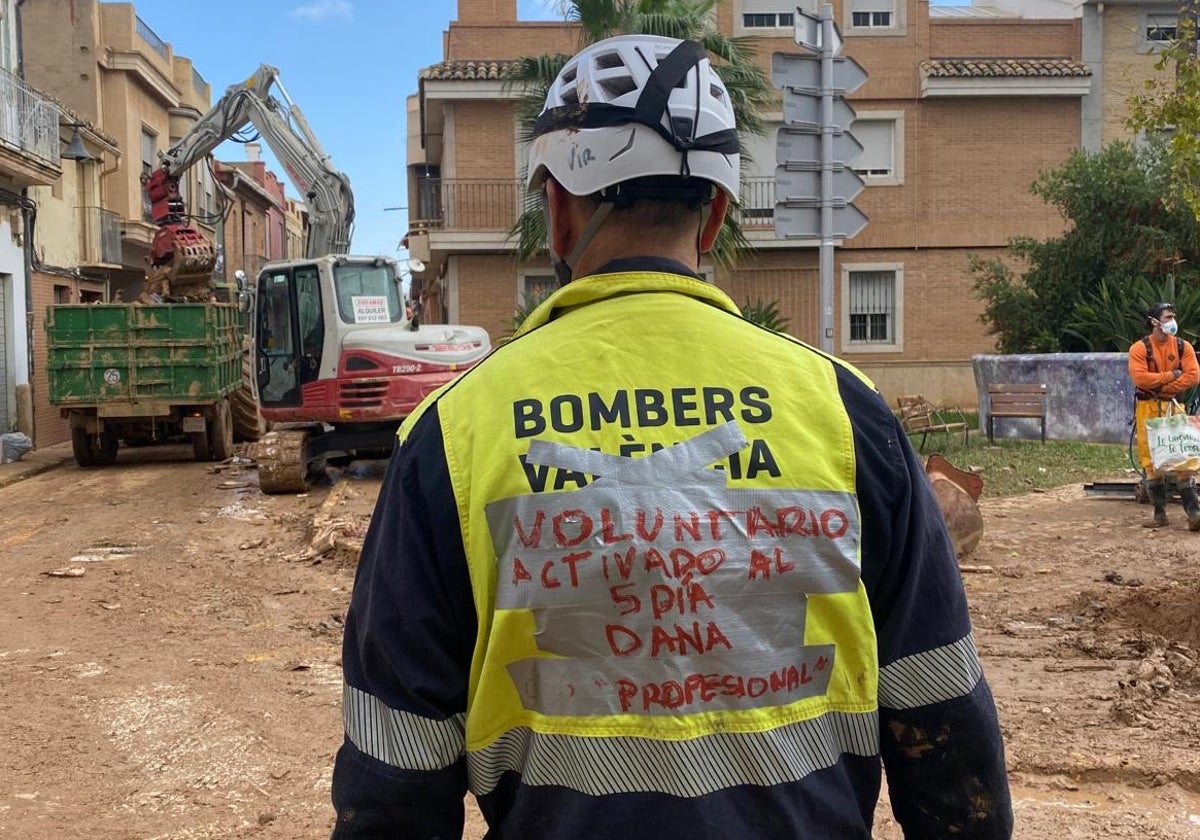 V. durante su actividad como voluntario en un pueblo afectado por la DANA.