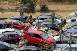 Militares buscan posibles cuerpos entre un amasijo de coches amontonados en Massanassa