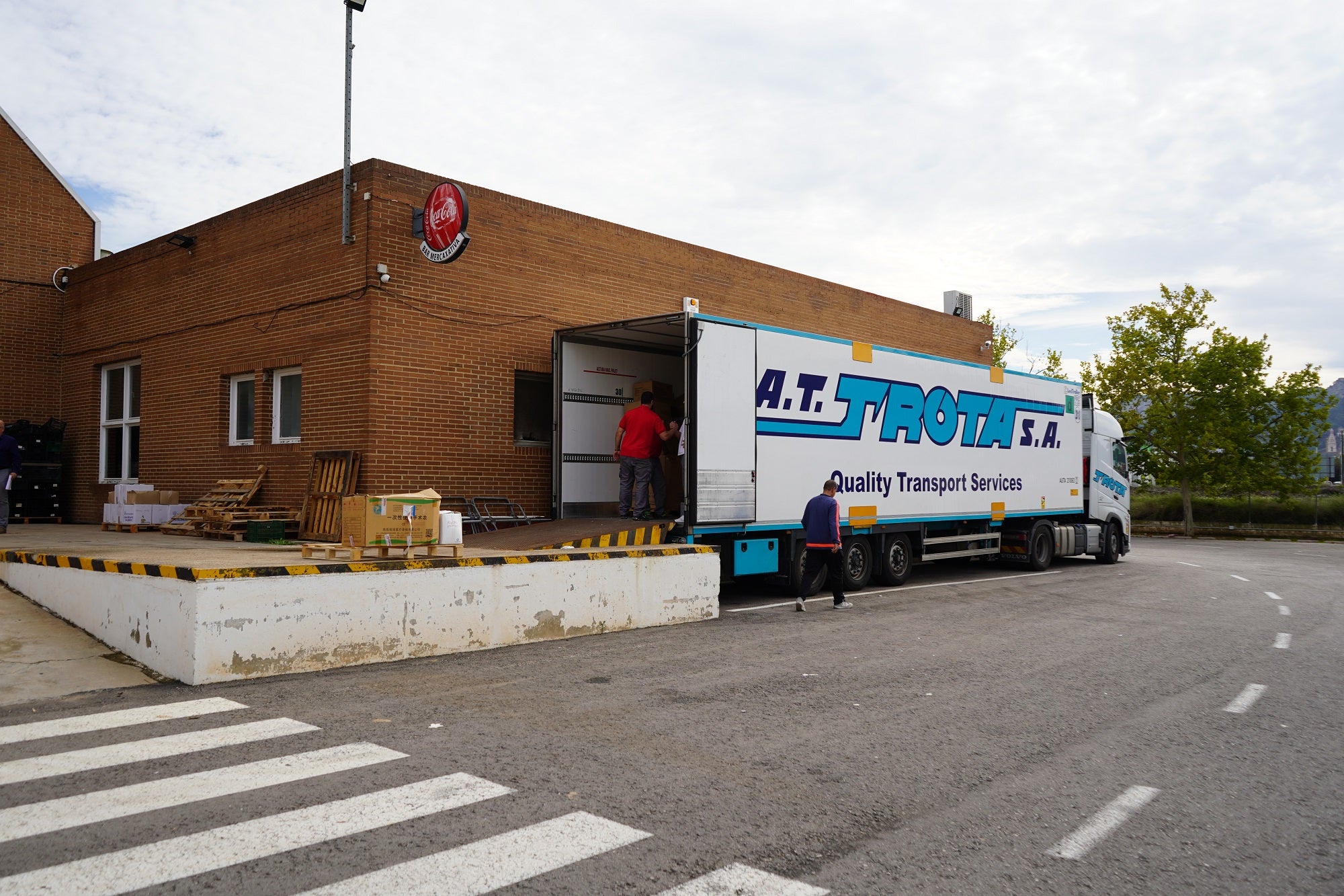 MercaXàtiva recibe los camiones de gran tonelaje.