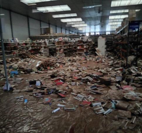 Almacén de libros arrasado por la DANA