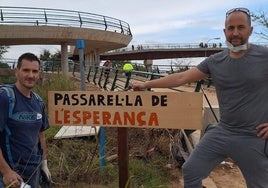 David Romero y Germán Gil clavando el ya famoso cartel