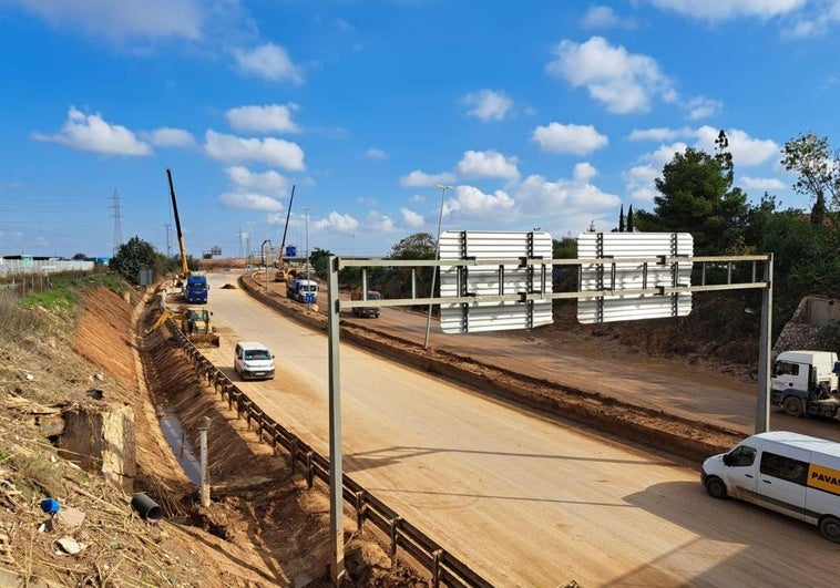 Trabajos de limpieza en la CV-36, de Torrent a Valencia.