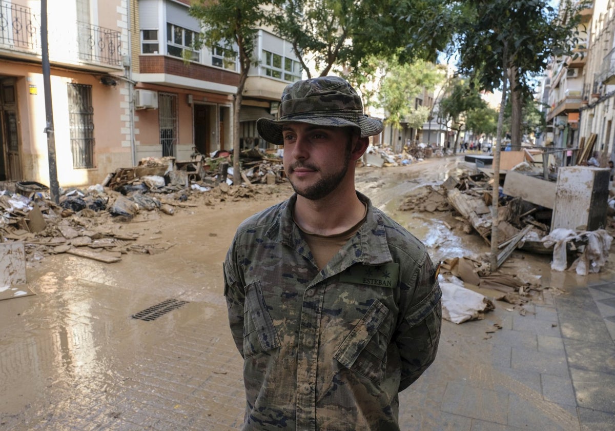 «El Ejército estará aquí hasta que ya no quede barro»