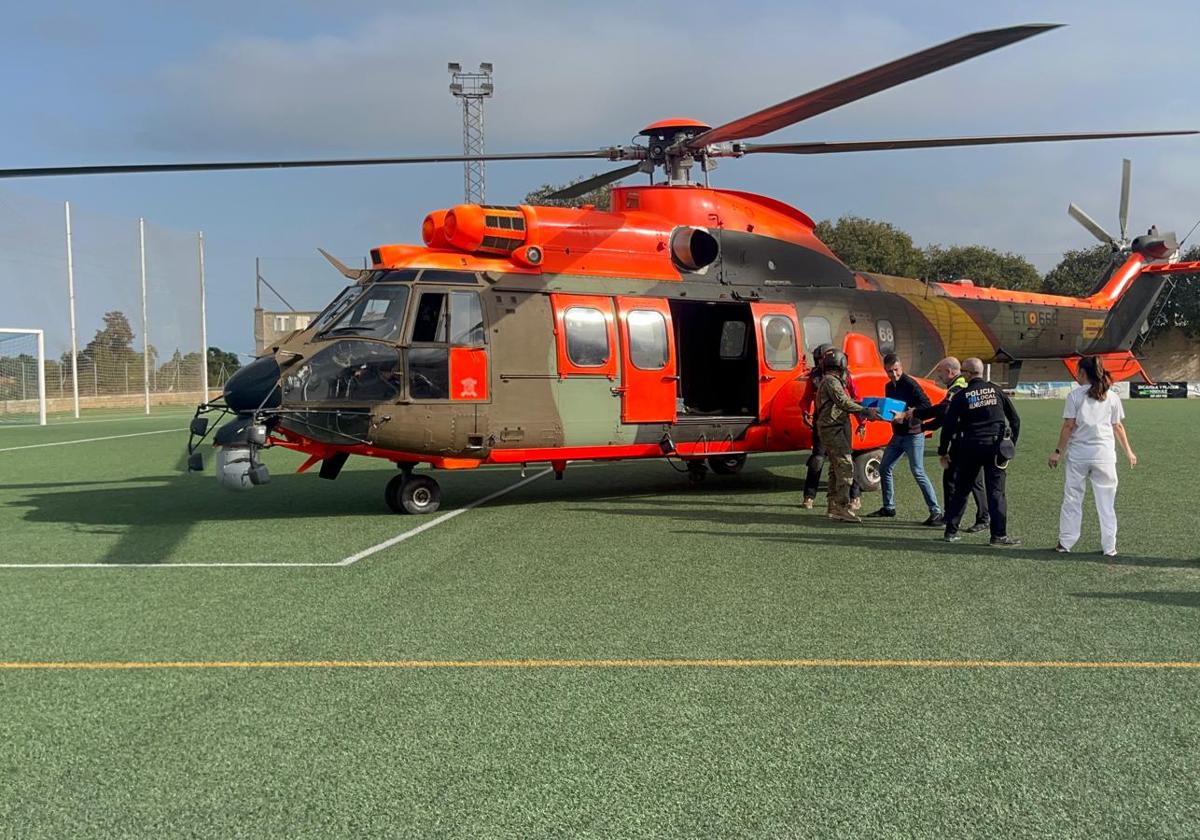 Helicóptero descargando material en Almussafes.