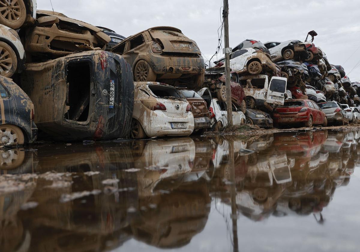 Varios coches, que fueron arrastrados por el agua tras el paso de la dana