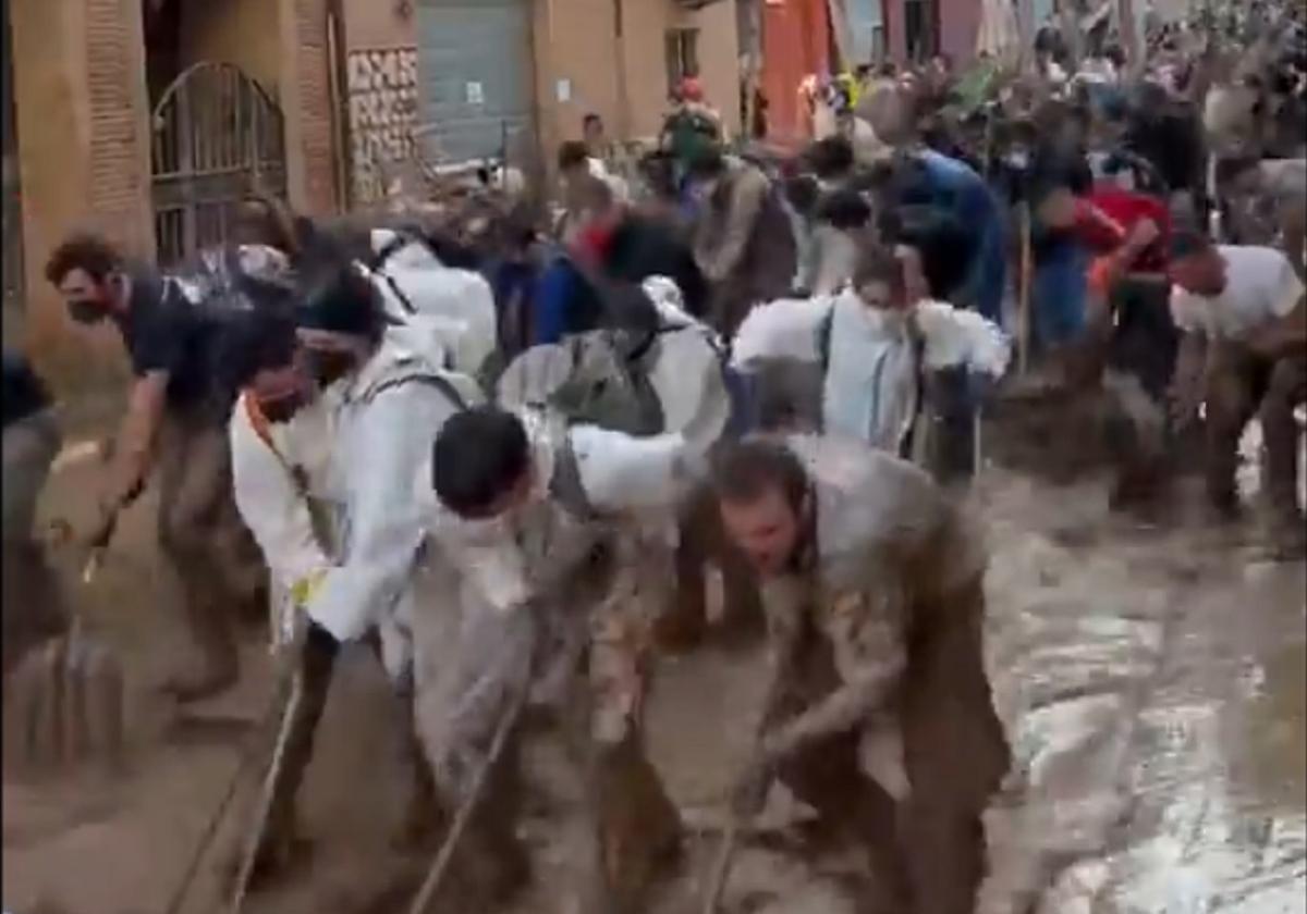 Ejército viral intentando achicar agua en Massanassa.