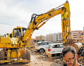 Una máquina trabaja retirando escombros.