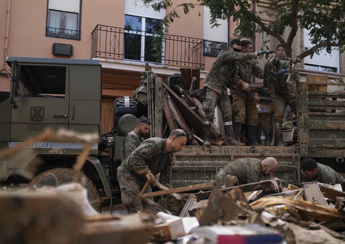 Imagen secundaria 1 - Los militares, durante sus labores de limpieza en el casco urbano de Albal.