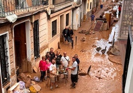 Vecinos ante una paella en la calle José Manuel Izquierdo de Catarroja.