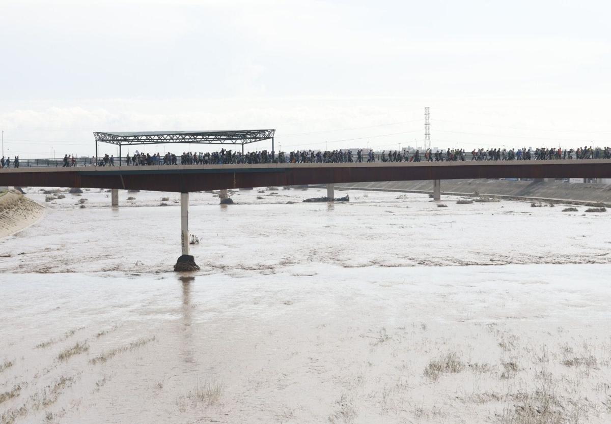 Voluntarios sobre la pasarela denominada ahora Puente de la Solidaridad.