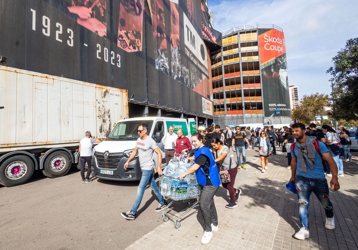 Ciudadanos, llevando sus donaciones a Mestalla.