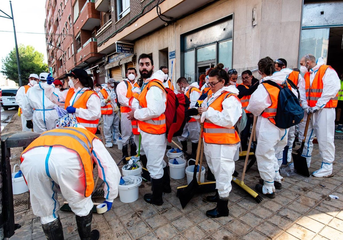 Voluntarios preparándose para una jornada de limpieza.