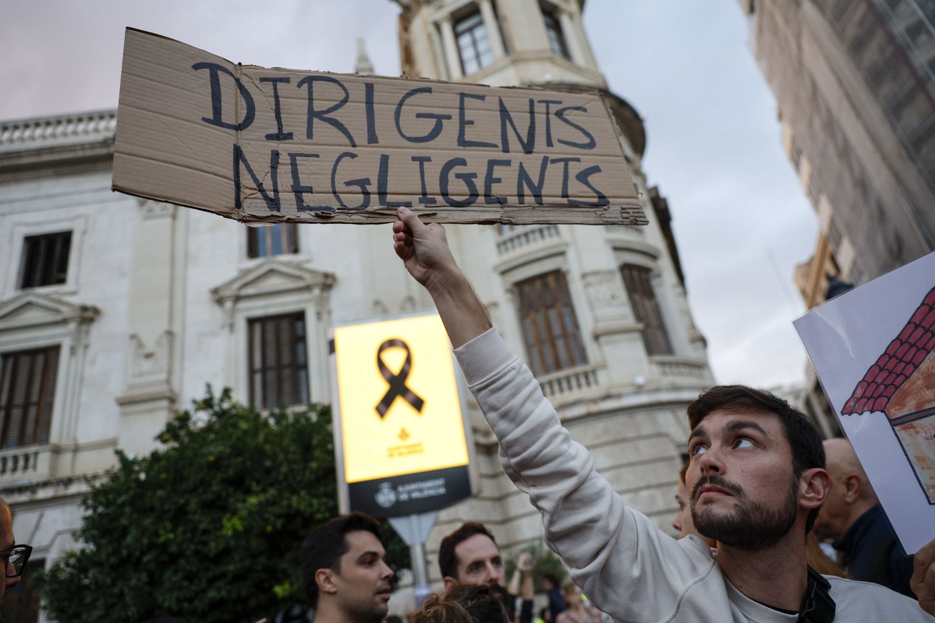 Miles de personas protestan en Valencia contra la gestión política de la DANA