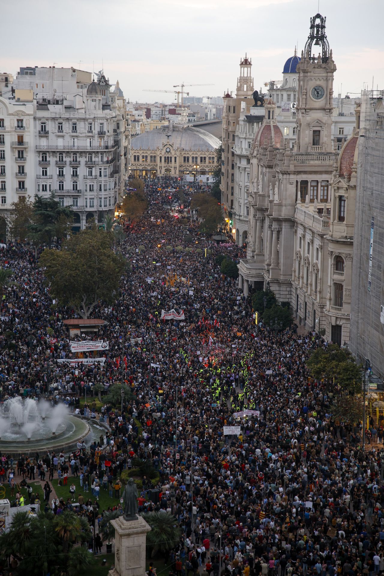 Miles de personas protestan en Valencia contra la gestión política de la DANA