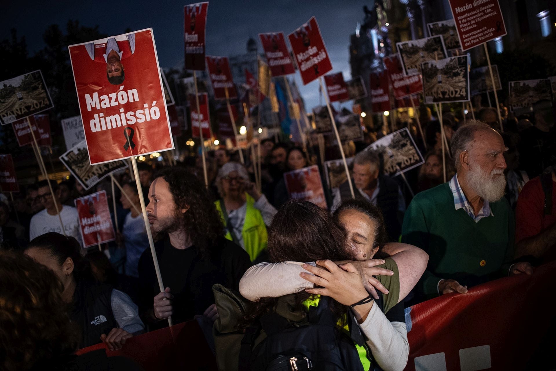 Miles de personas protestan en Valencia contra la gestión política de la DANA