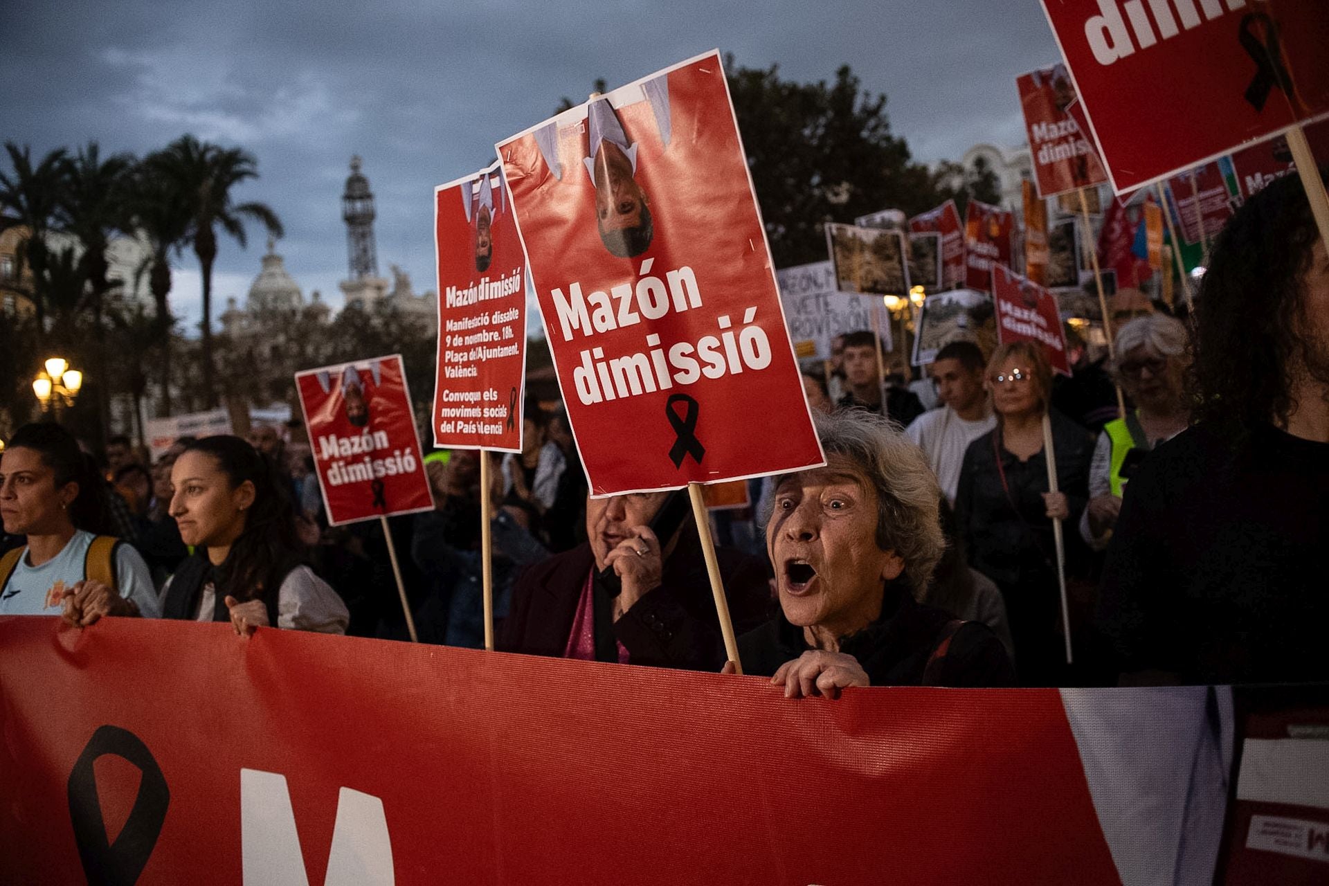 Miles de personas protestan en Valencia contra la gestión política de la DANA