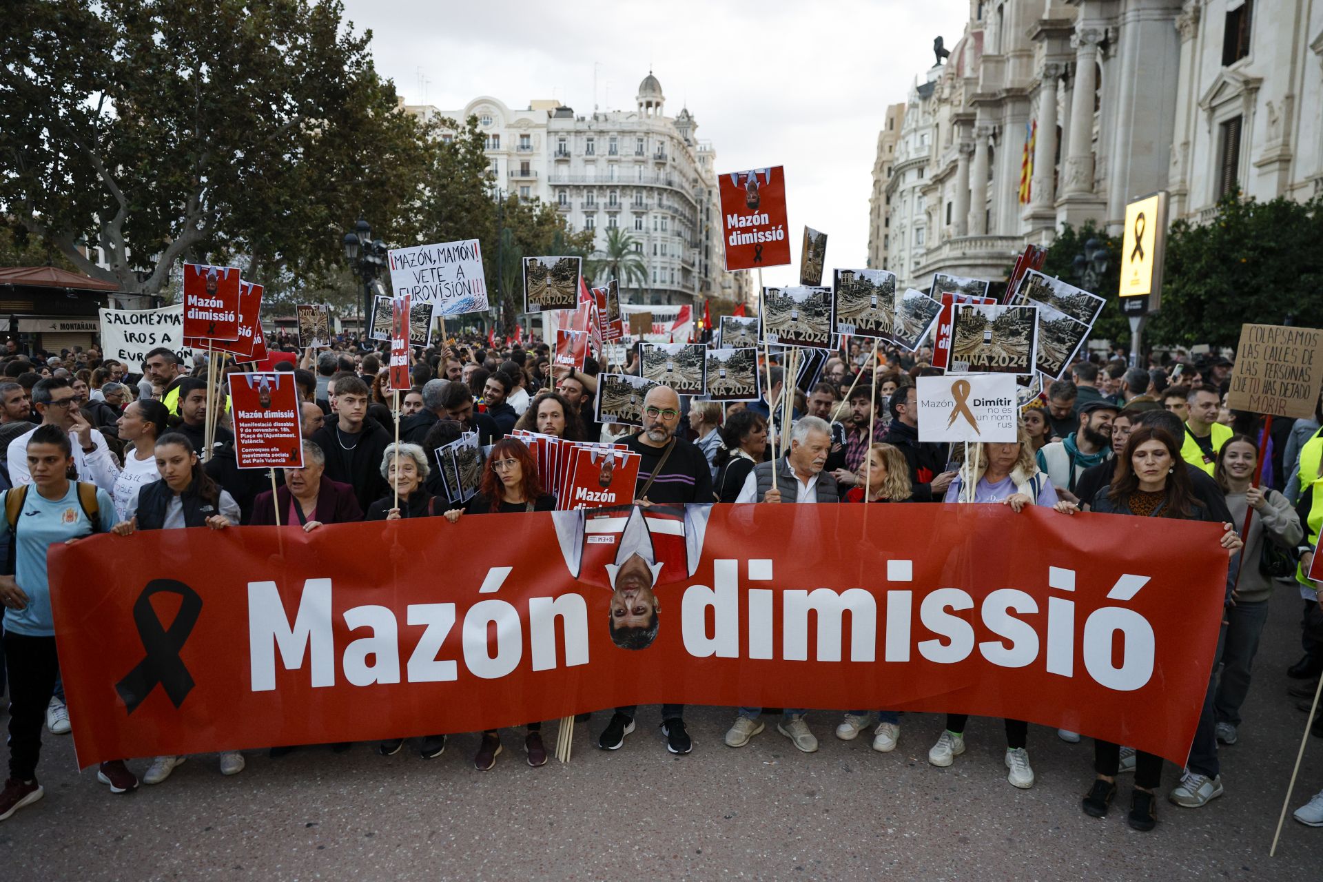 Miles de personas protestan en Valencia contra la gestión política de la DANA