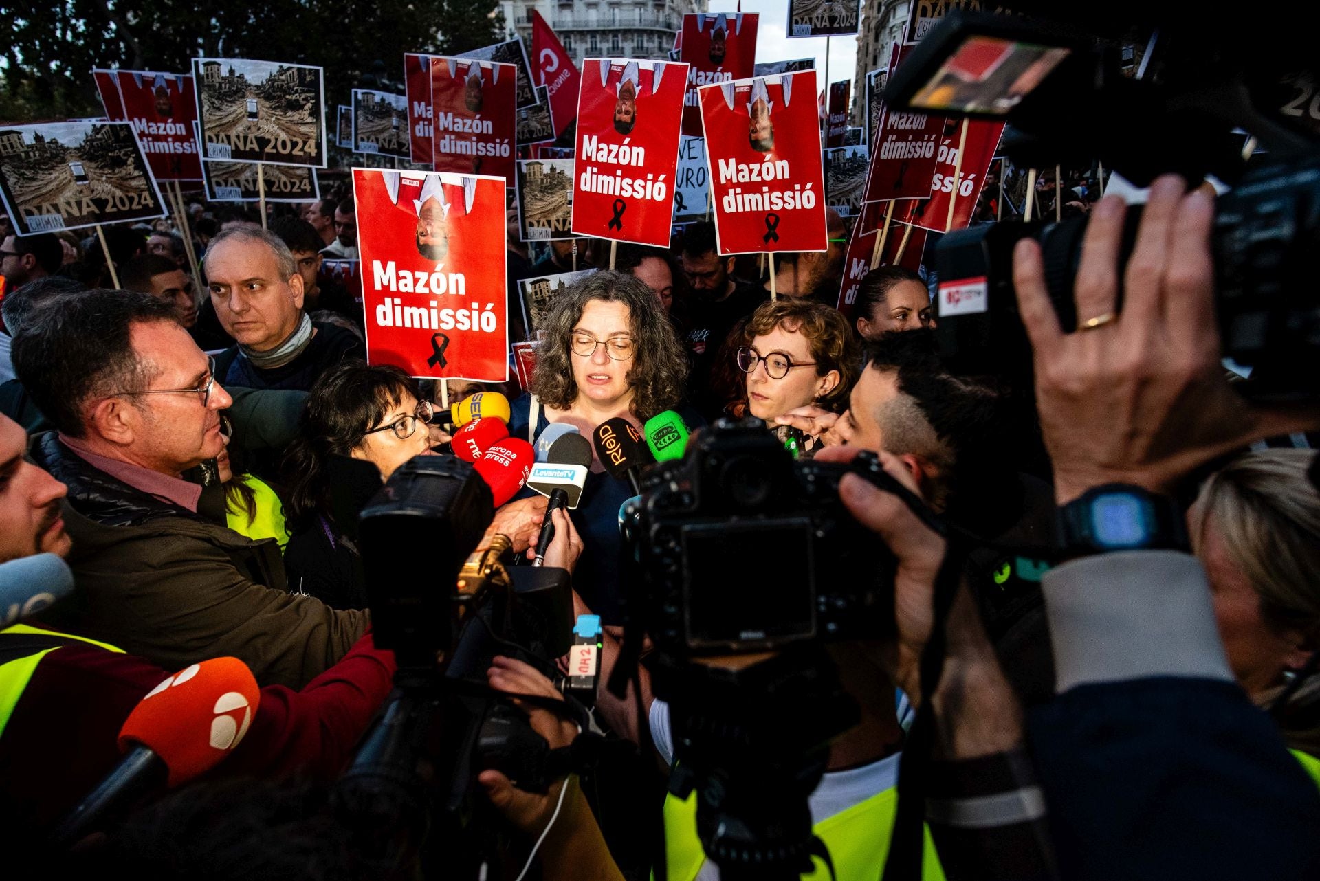 Miles de personas protestan en Valencia contra la gestión política de la DANA