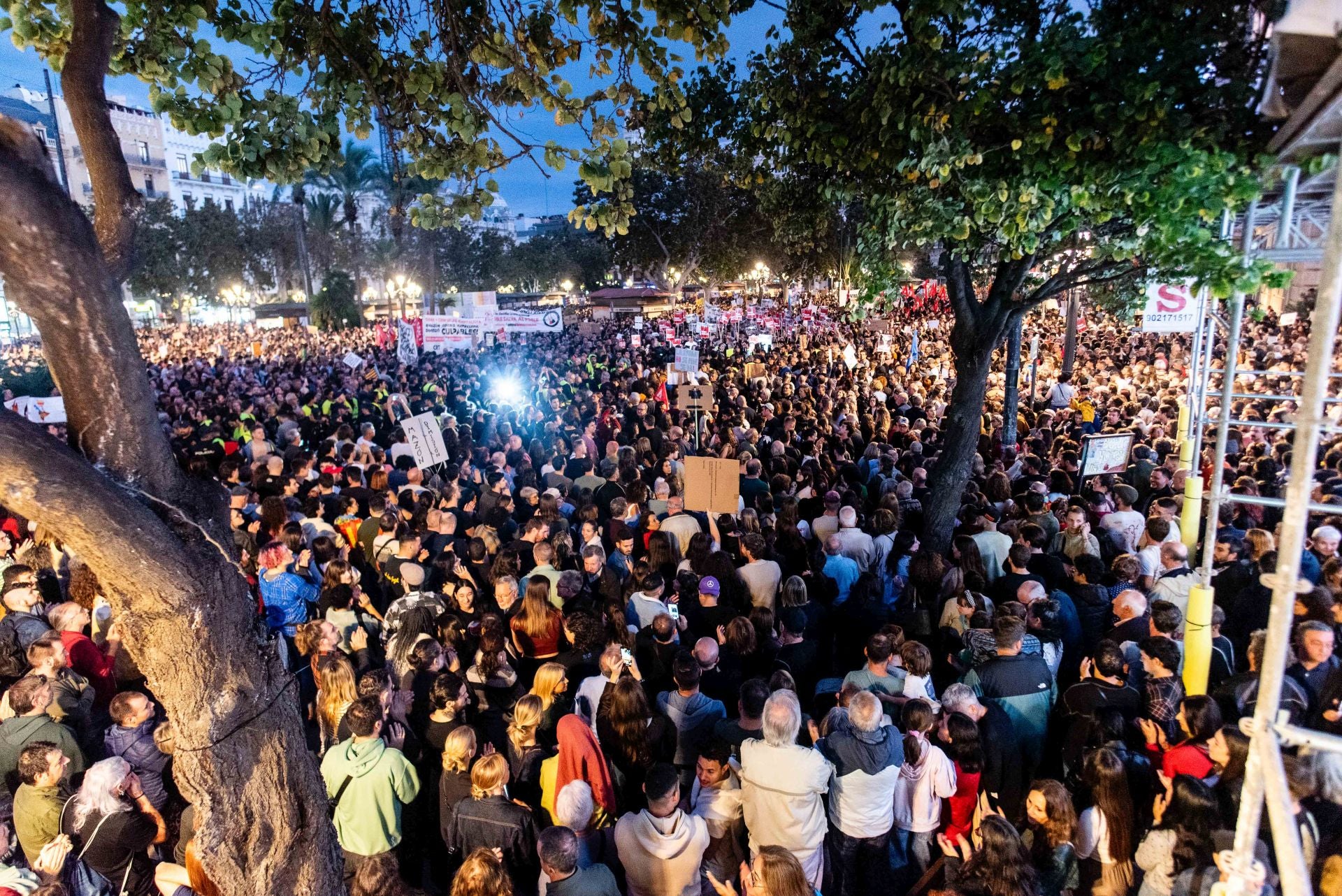 Miles de personas protestan en Valencia contra la gestión política de la DANA