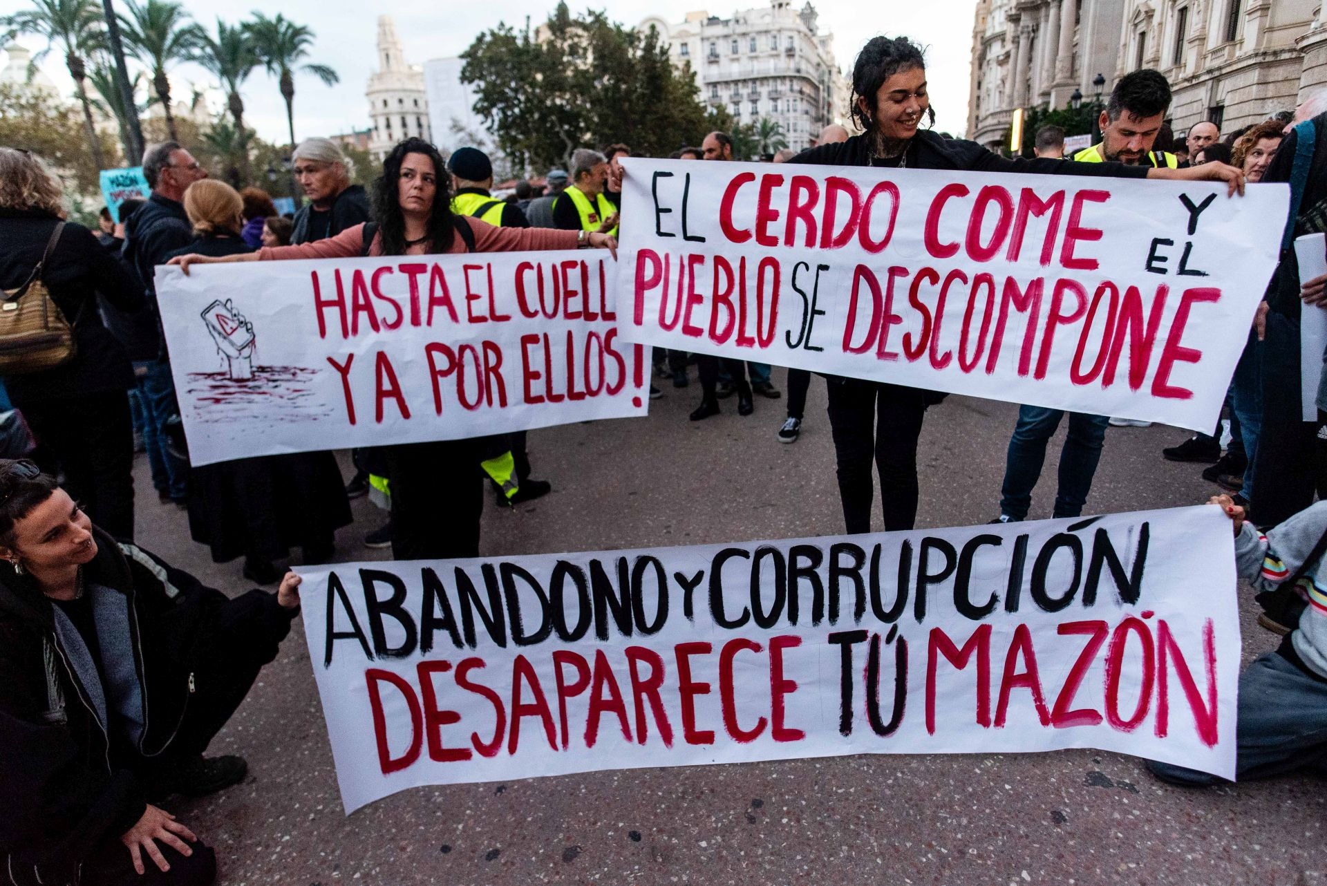 Miles de personas protestan en Valencia contra la gestión política de la DANA