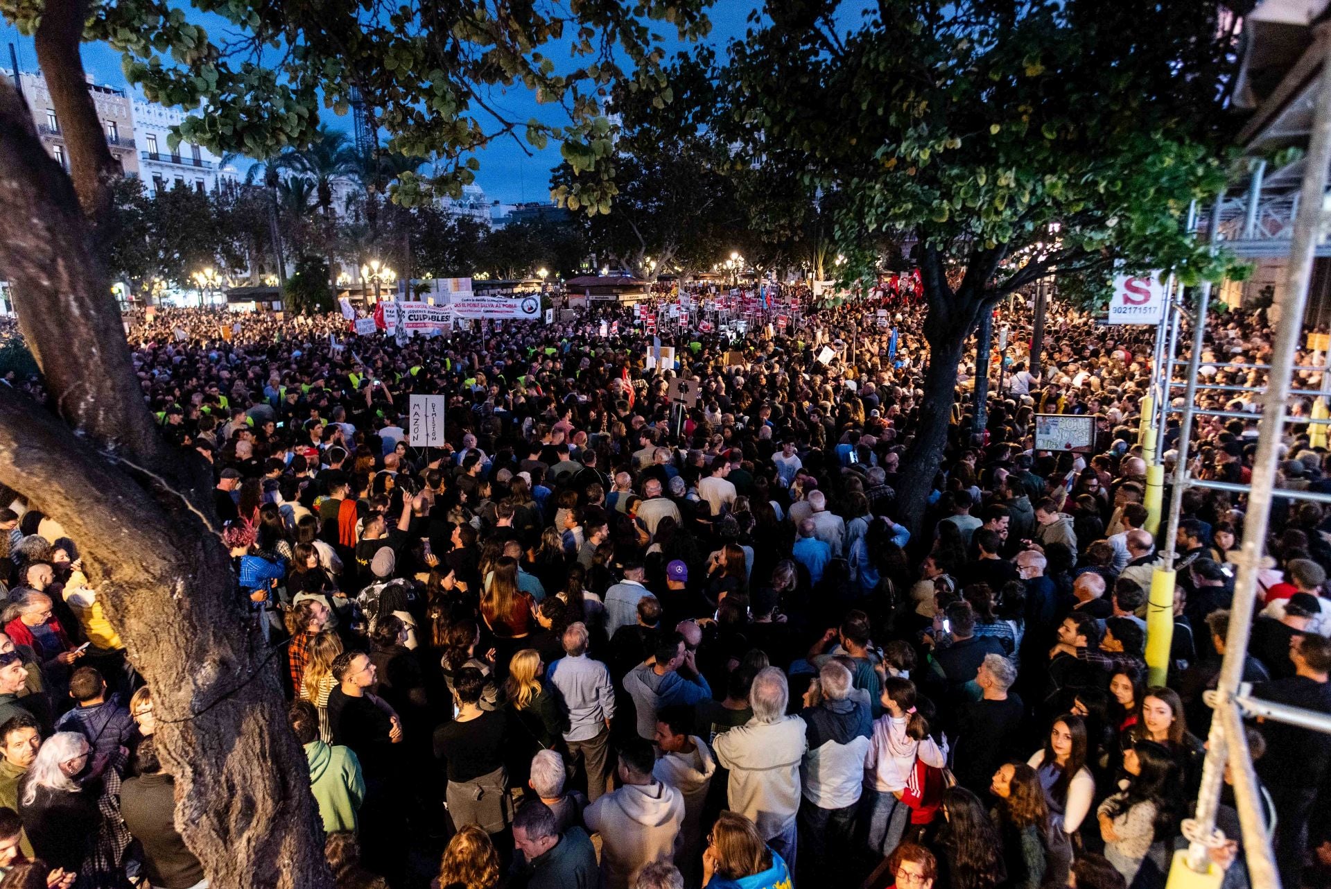 Miles de personas protestan en Valencia contra la gestión política de la DANA