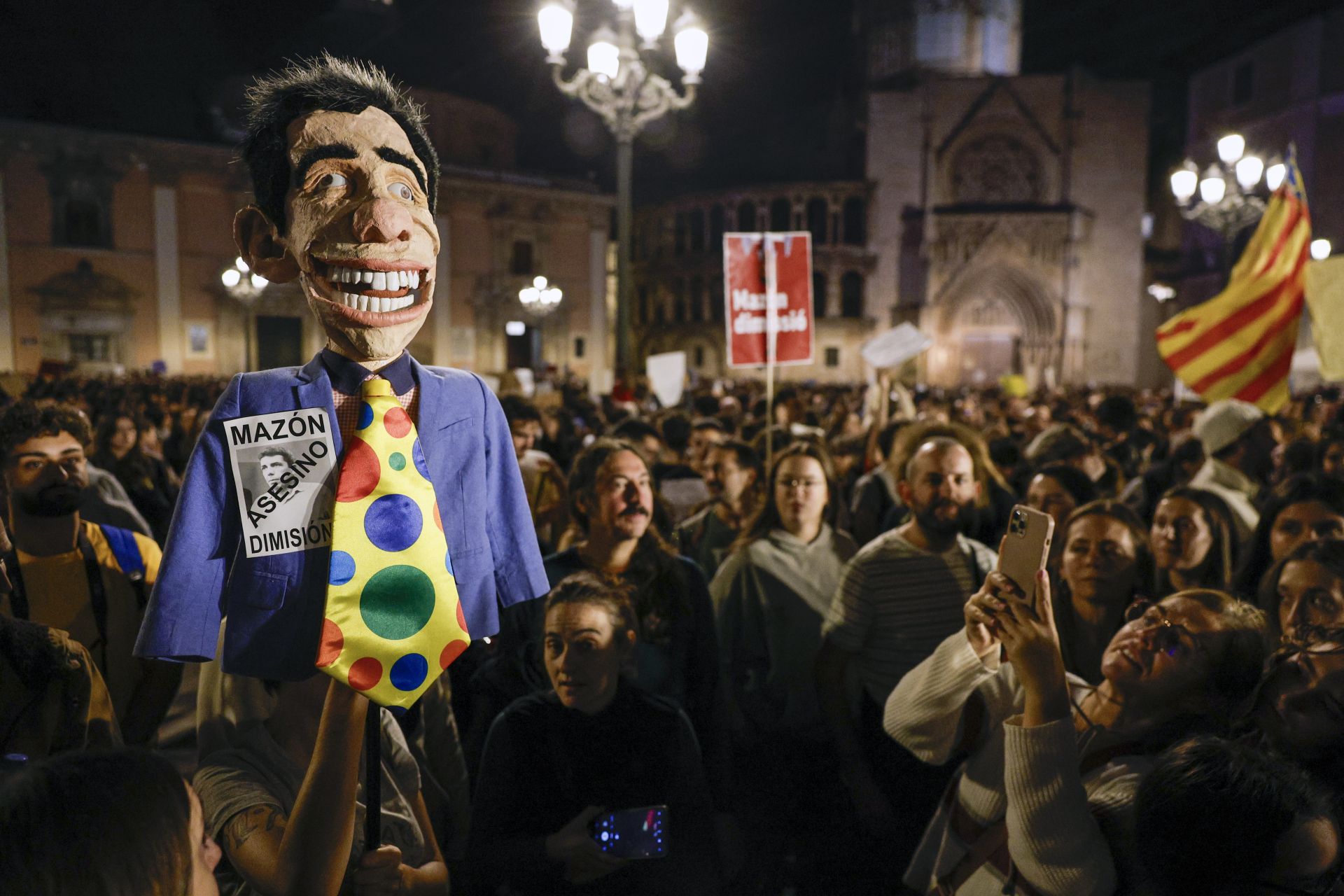 Miles de personas protestan en Valencia contra la gestión política de la DANA