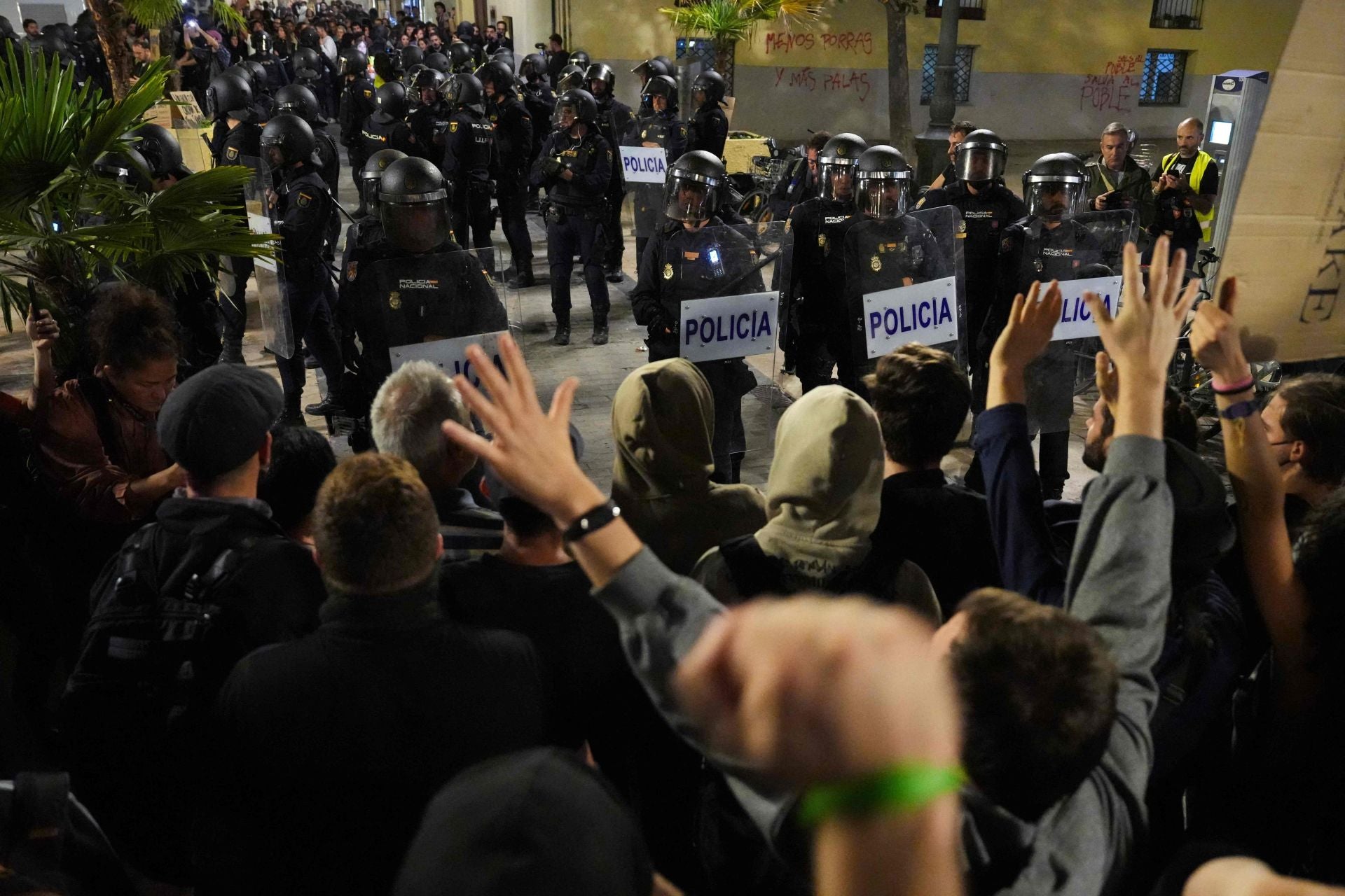 FOTOS: Altercados en la manifestación de Valencia contra la gestión de la DANA