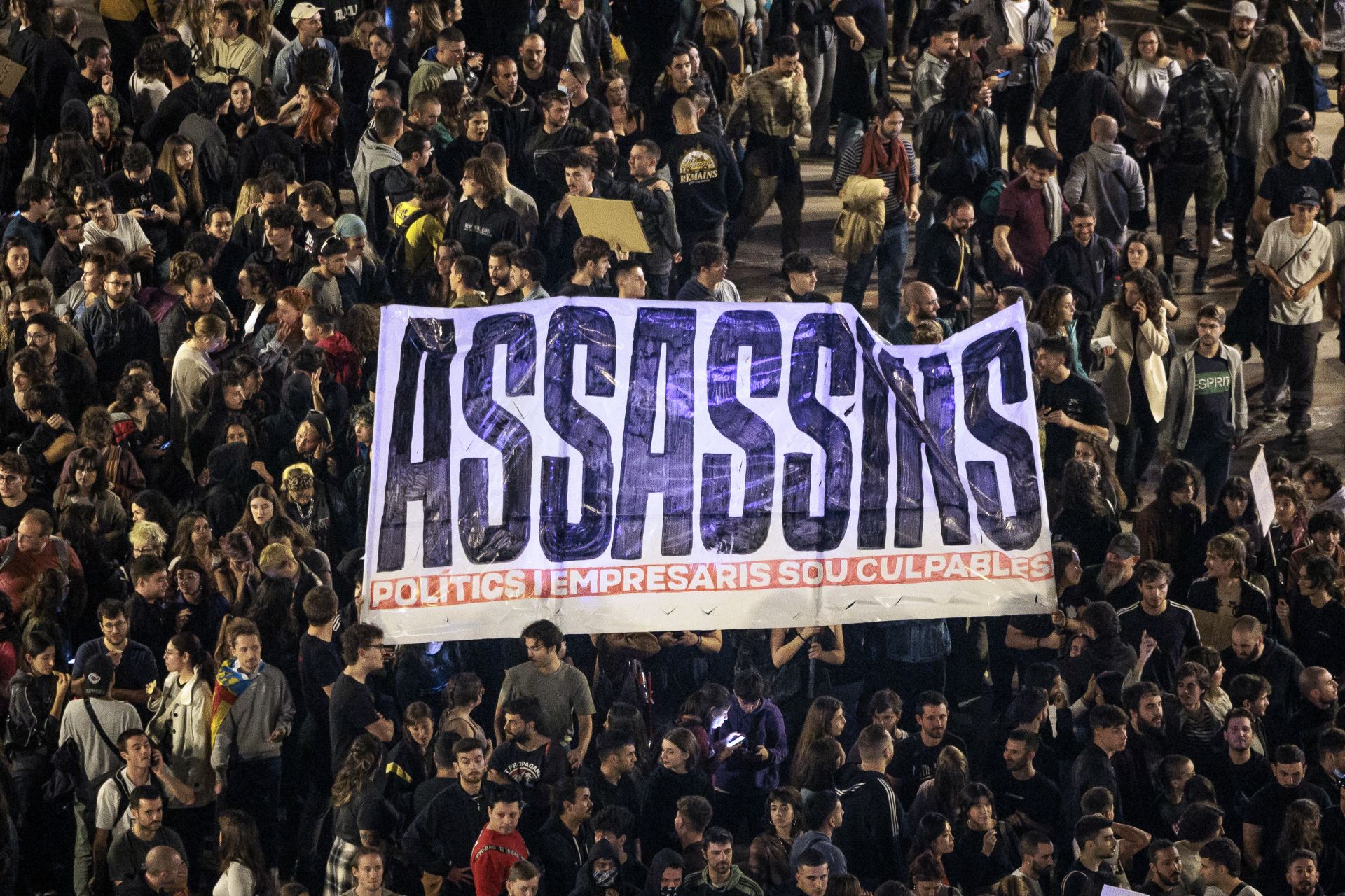 Miles de personas protestan en Valencia contra la gestión política de la DANA