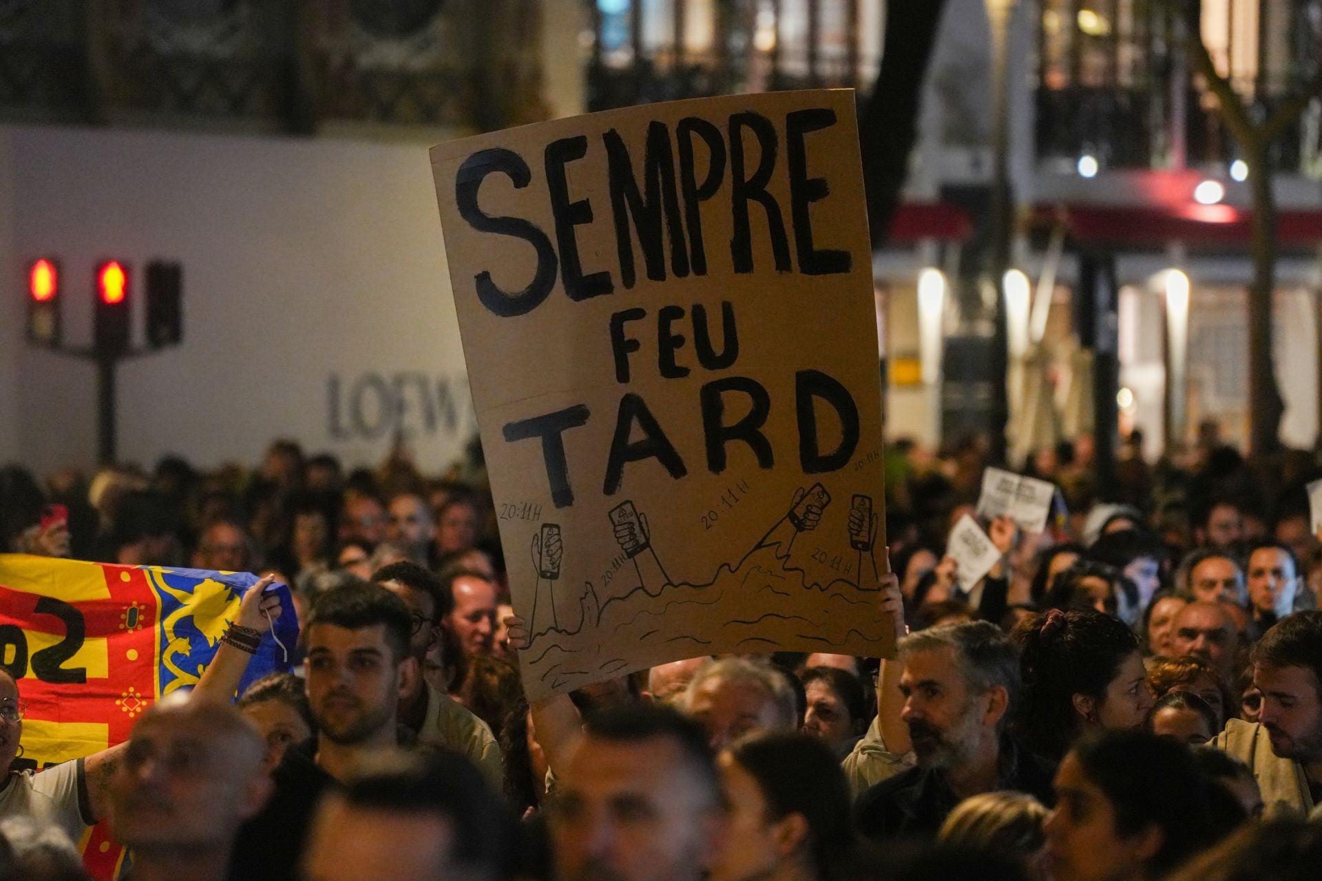 Miles de personas protestan en Valencia contra la gestión política de la DANA