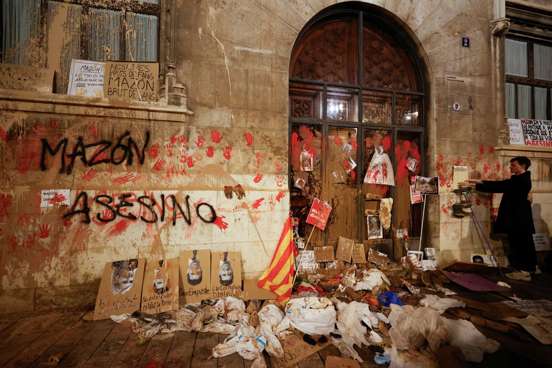 FOTOS: Altercados en la manifestación de Valencia contra la gestión de la DANA