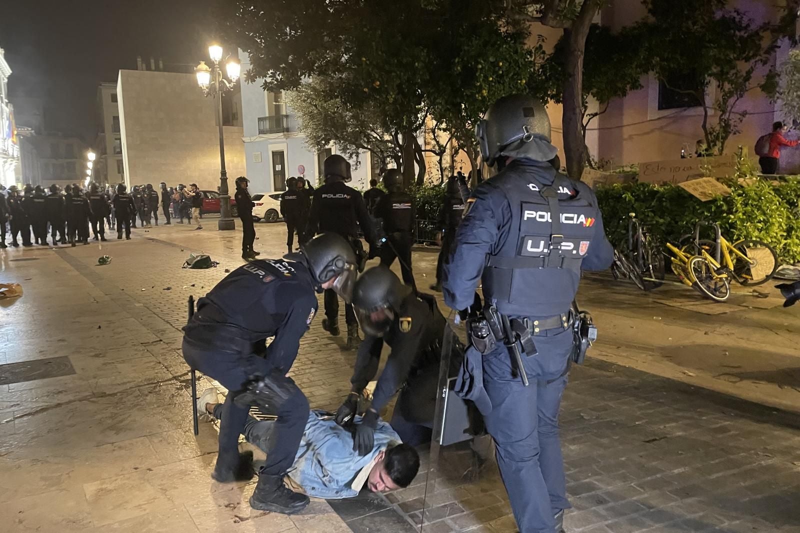 FOTOS: Altercados en la manifestación de Valencia contra la gestión de la DANA