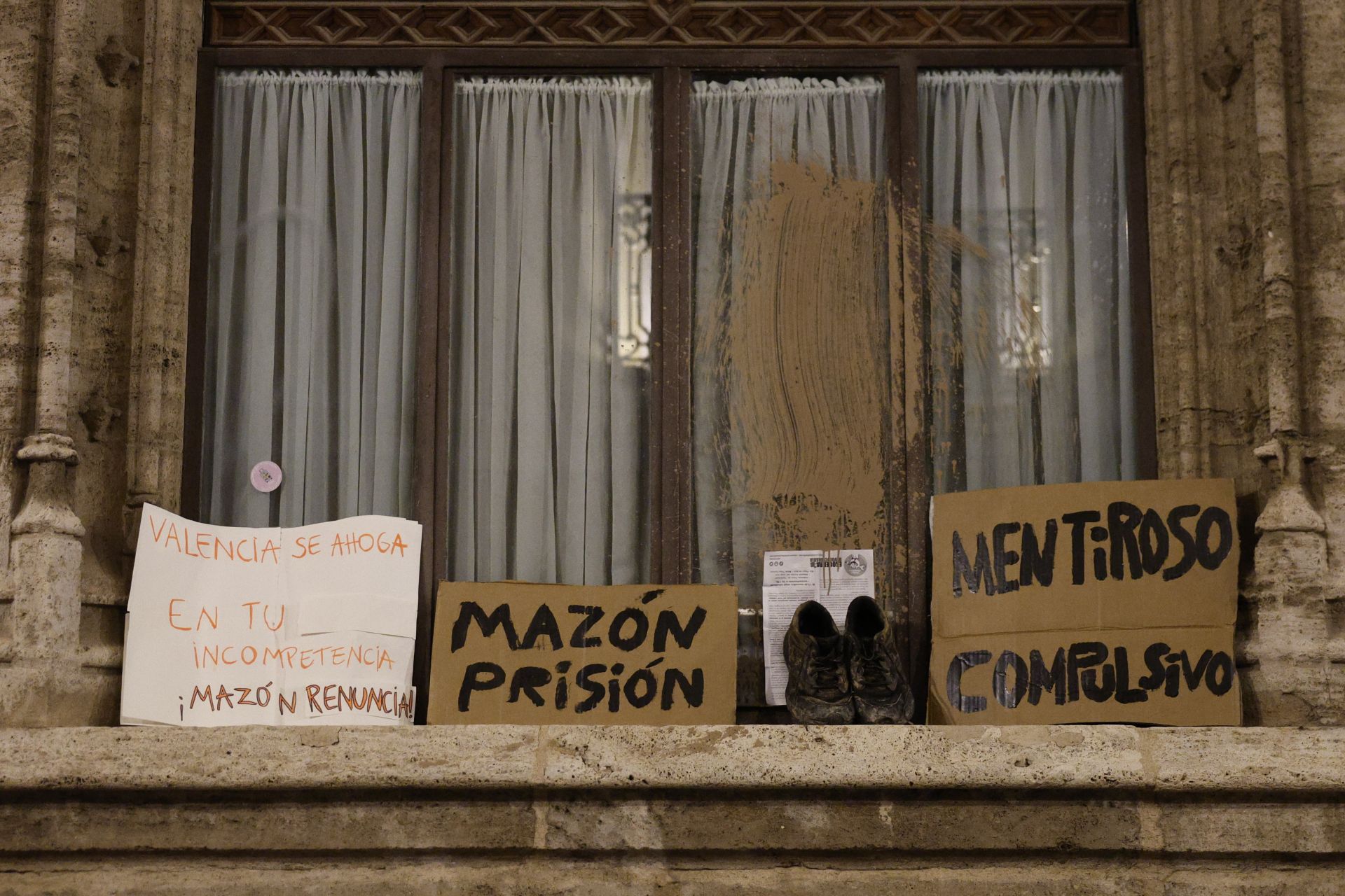 Miles de personas protestan en Valencia contra la gestión política de la DANA