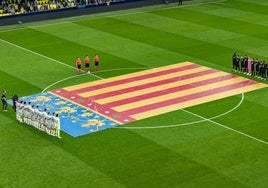 El Alavés y el Villarreal posan junto a una gran Senyera en el Estadio de la Cerámica.