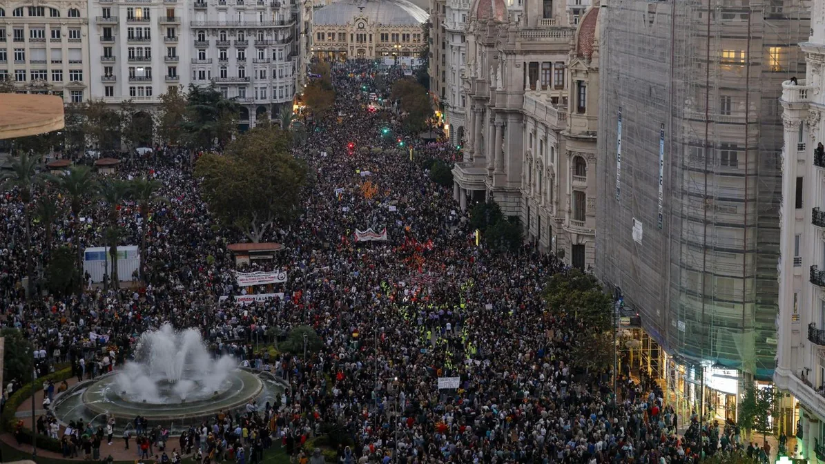 Miles de personas se concentran en Valencia contra la gestión política de la DANA.