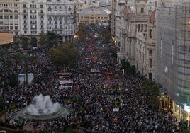 Miles de personas se concentran en Valencia contra la gestión política de la DANA.