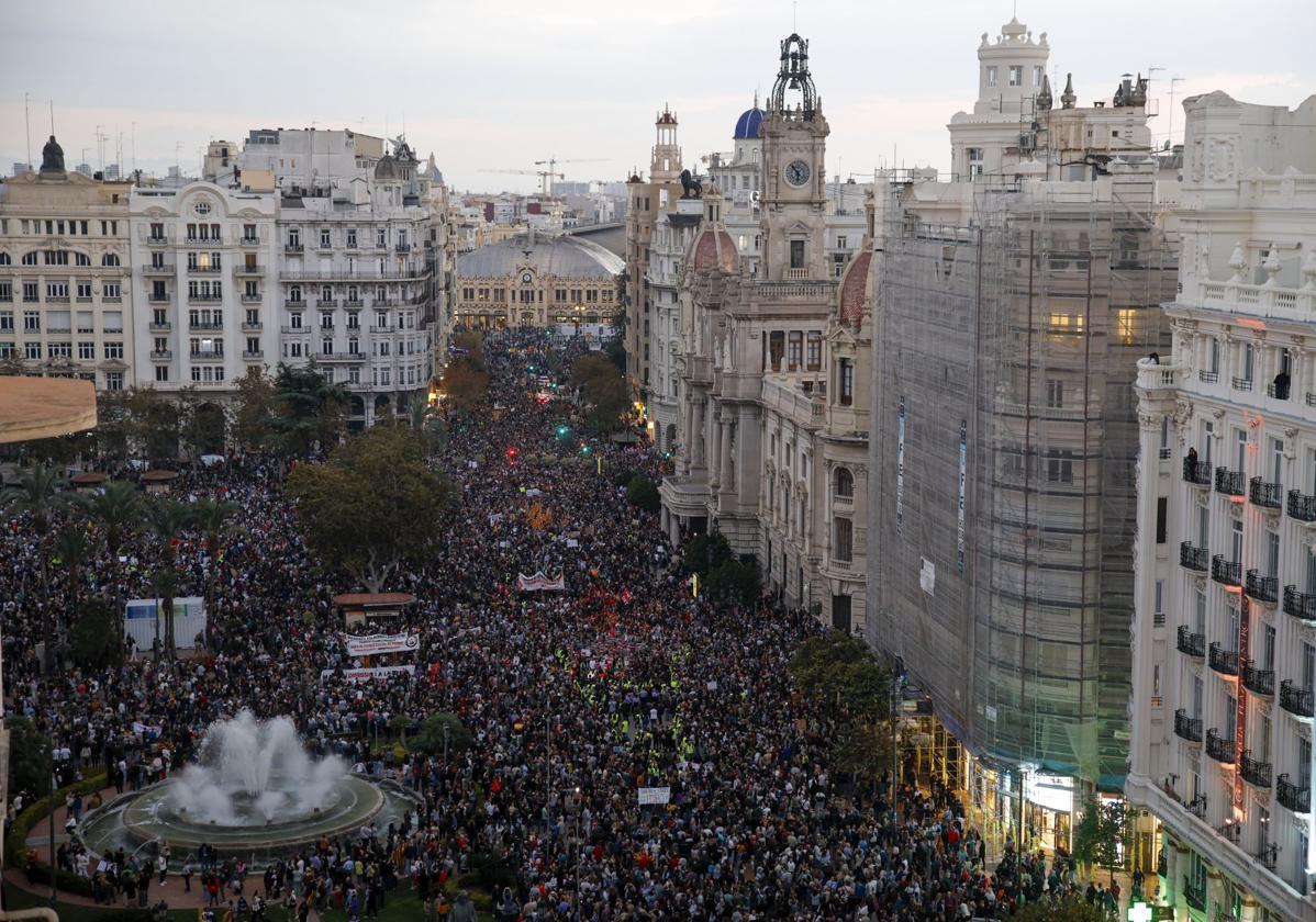 Miles de personas se concentran en Valencia contra la gestión política de la DANA.