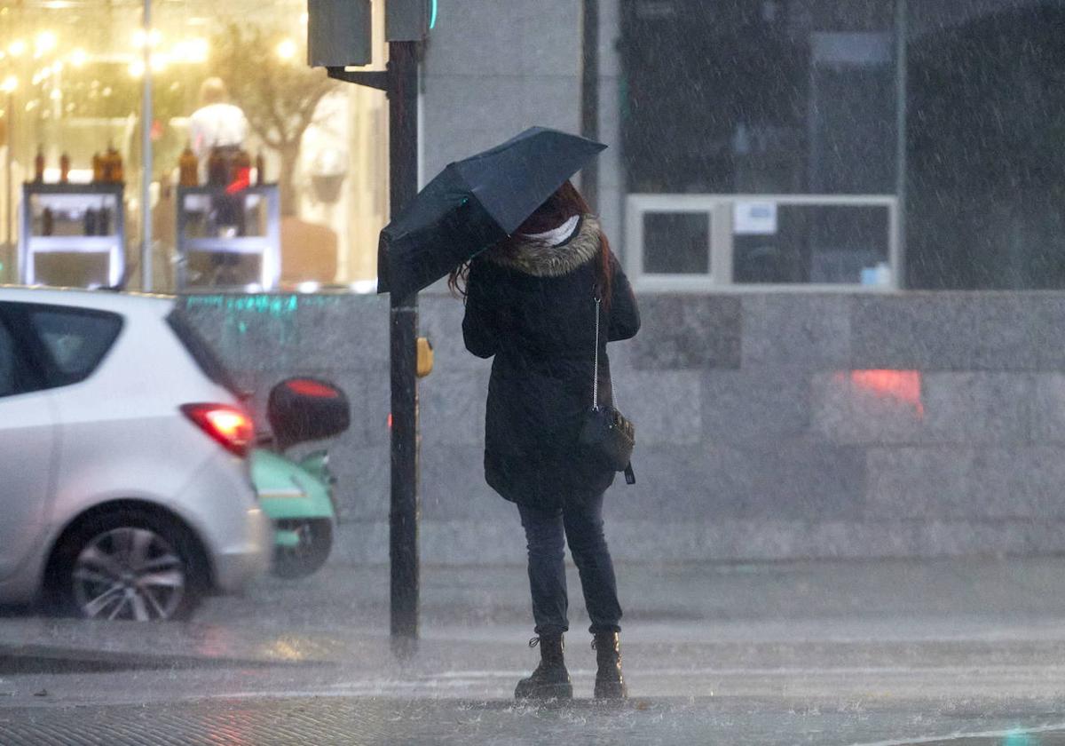 Emergencias alerta de un posible episodio de lluvias, tormentas y nevadas en la Comunitat Valenciana a partir del martes